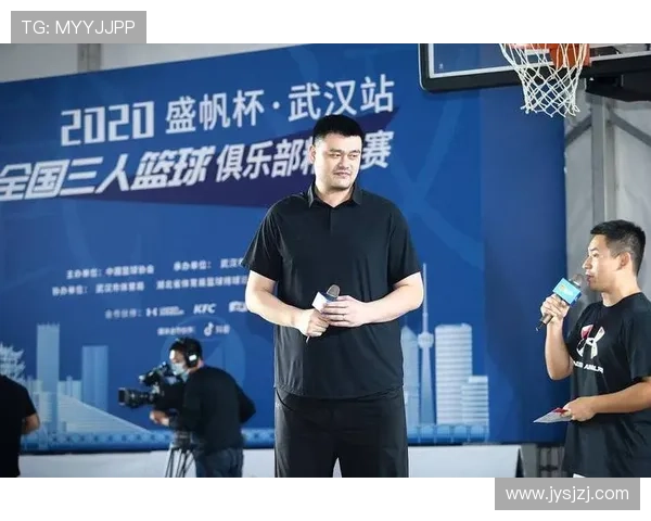 男足挑战姚明的篮球技巧谁能在这场跨界对决中胜出